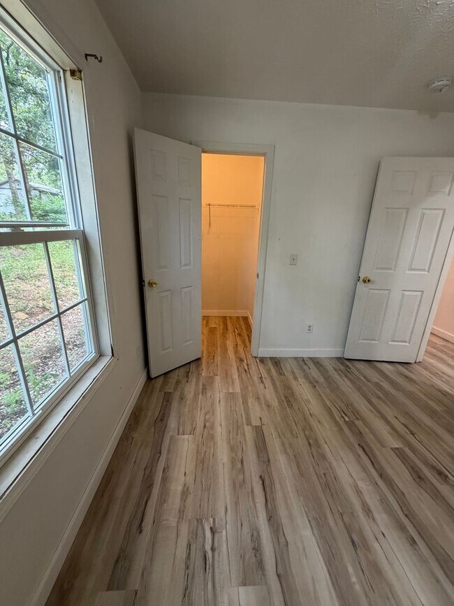 Building Photo - 3 Bedroom | 2 Bathroom | 1,100 square feet | Merriam Woods MO!