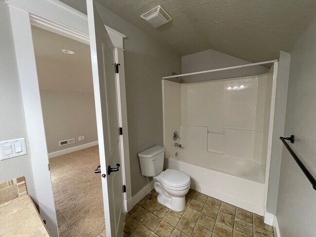 Building Photo - Gorgeous 4 bed 3 bath home in Meridian, ju...