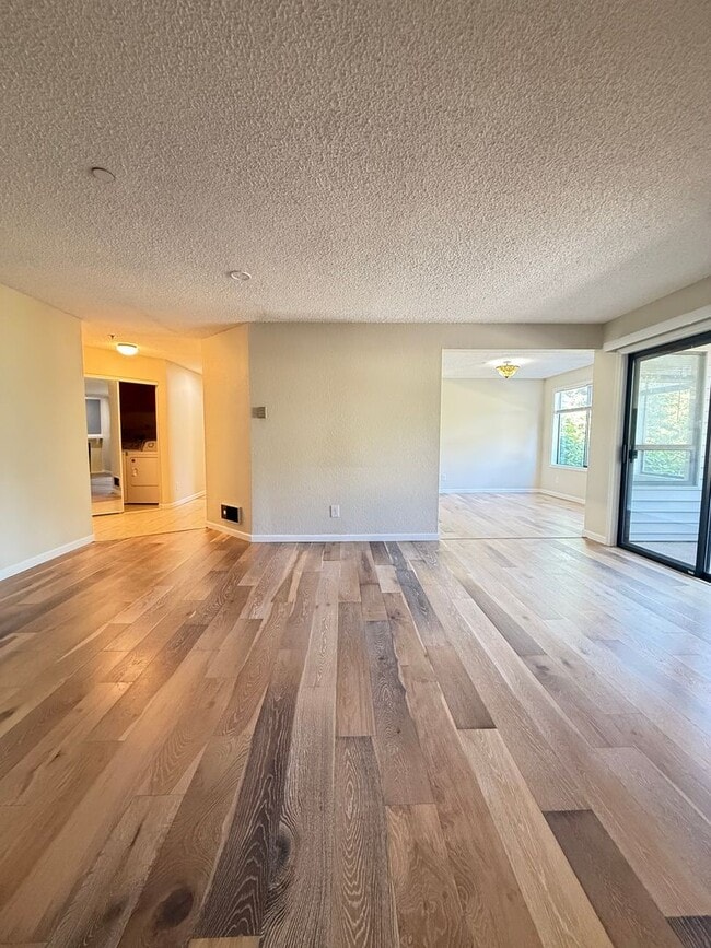 Building Photo - Well Maintained 2BD/2BTH Lynnwood Condo for Lease in Gated Community!