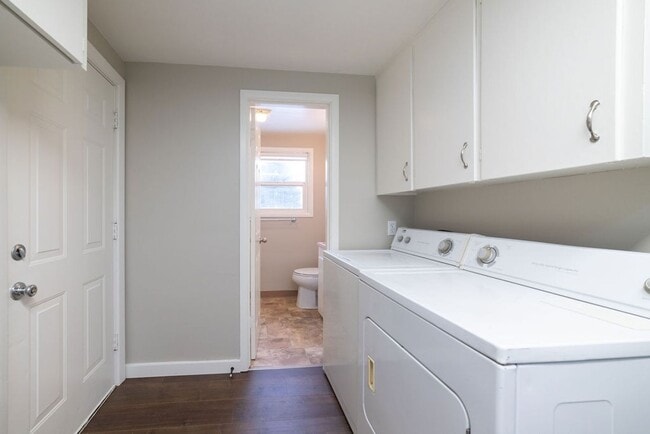 Building Photo - 172-172 NE Juniper St