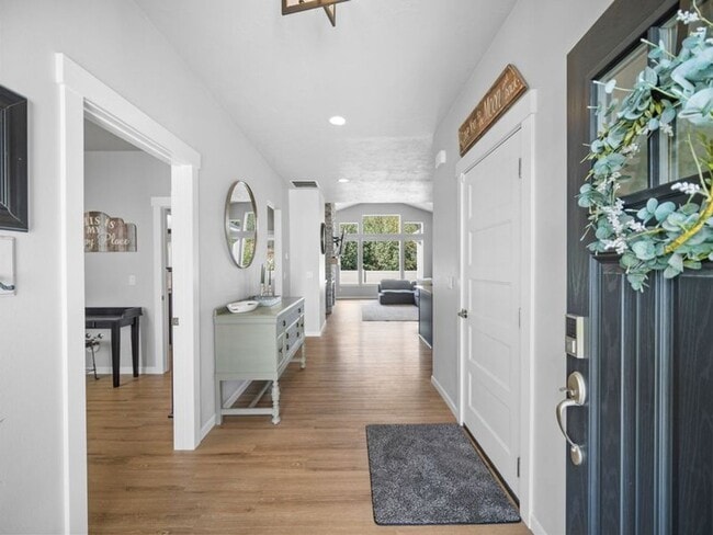 Building Photo - Fully Furnished Luxury 3-Bed, 2-Bath Home ...