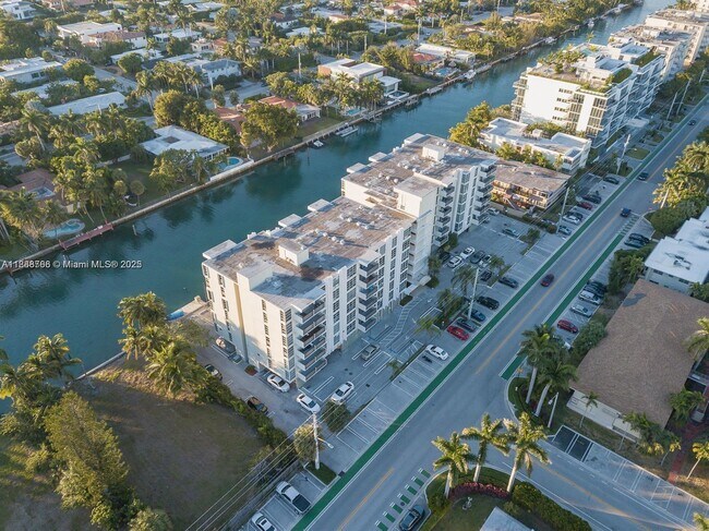 Building Photo - 9800 W Bay Harbor Dr