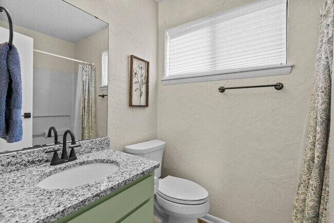 Building Photo - Fully remolded and furnished condo.
