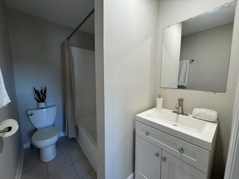 Building Photo - 2052 E 42nd St