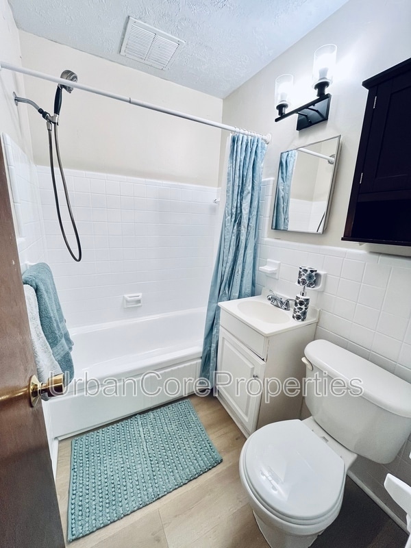 Building Photo - 206 9th Ave N