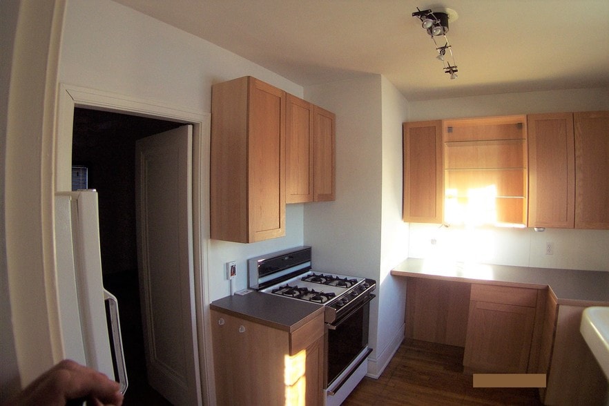 Kitchen Empty - 330 S Aiken Ave