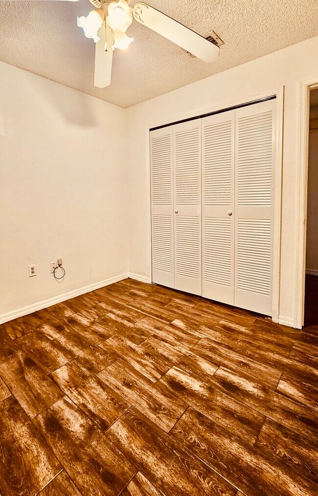 Building Photo - 1371 Melshire Ave