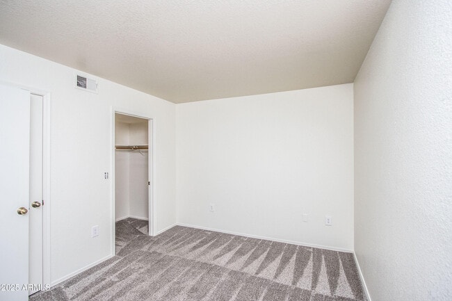 Building Photo - 1318 E Cobb Dr