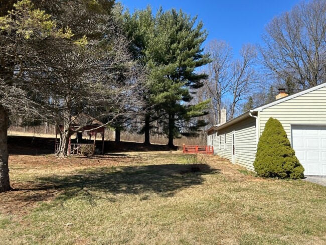Building Photo - 137 Davis Rd