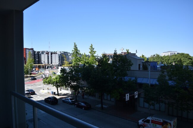 Building Photo - Spacious Luxury One Bedroom - Insignia
