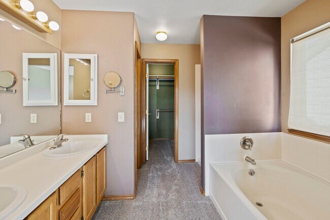 Building Photo - Sundown Rancher with Mountain Views, Walk-...