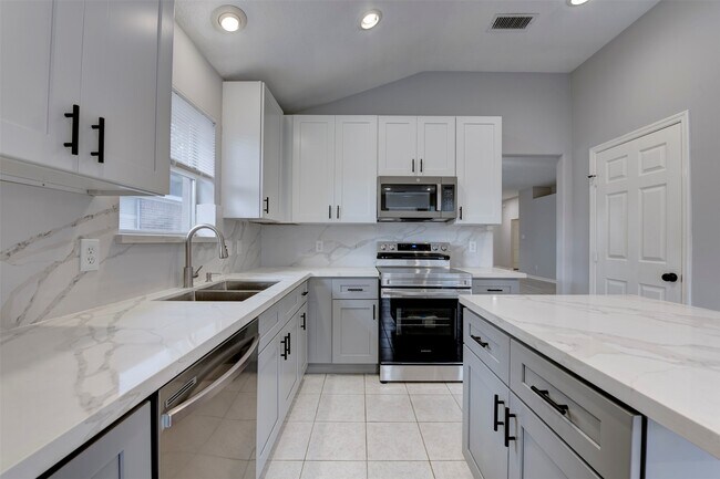 Building Photo - 9026 Eaglecove Dr