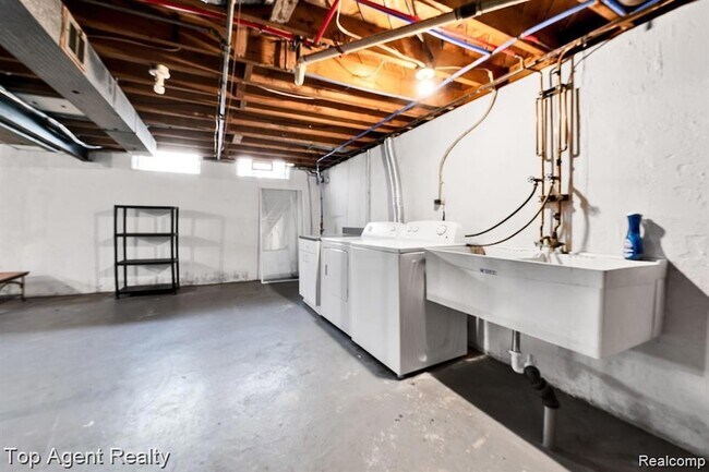 Building Photo - 881 Brooklawn Dr