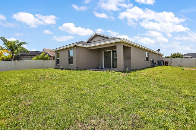 Building Photo - 581 Greenshank Dr
