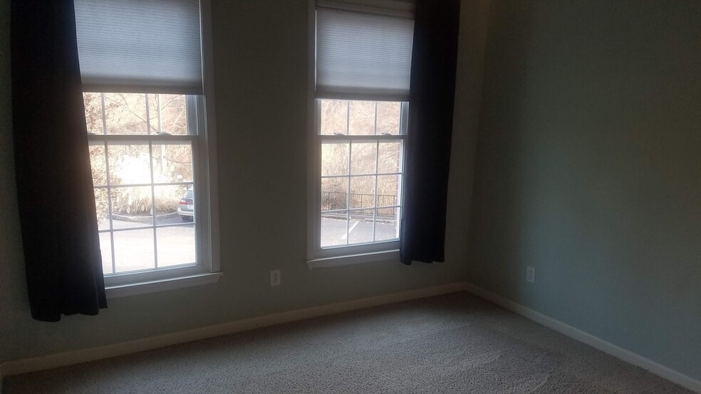 Building Photo - 290 Riverbend Dr