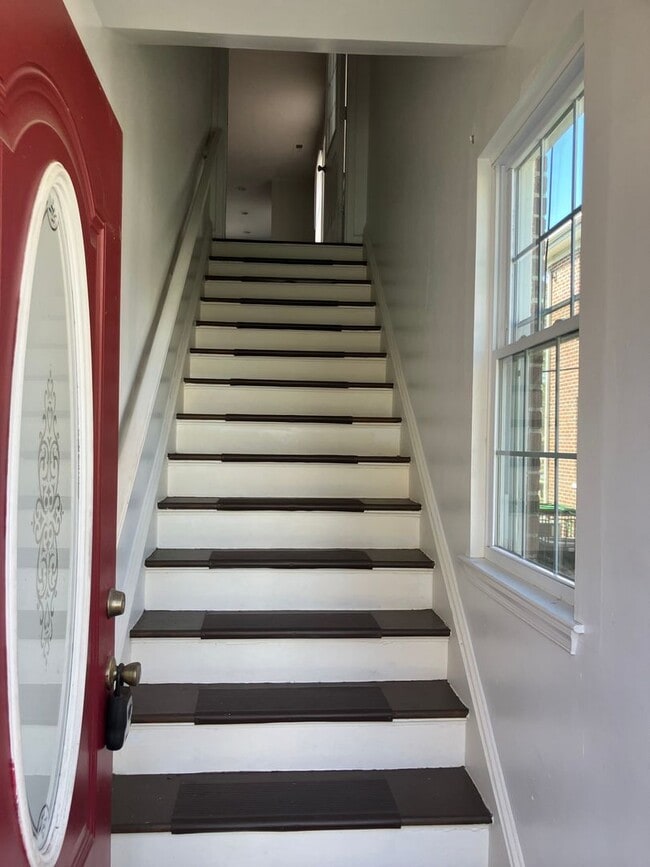 Building Photo - Three Bedroom Condo - Centrally Located Suffolk!