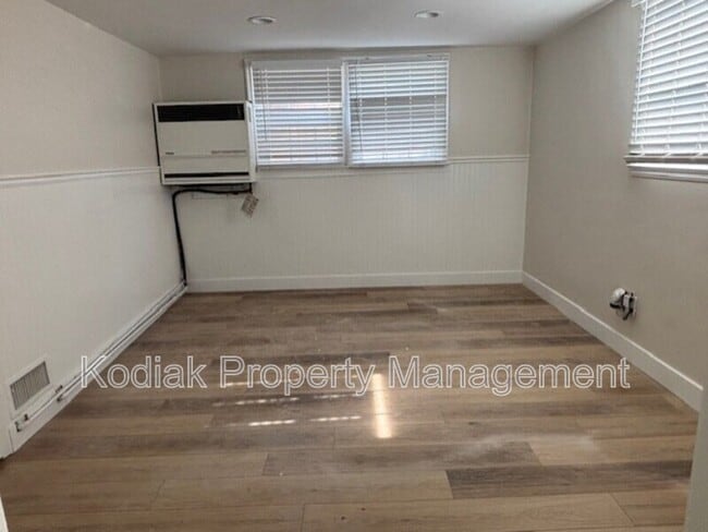 Building Photo - 1109 E 400 S