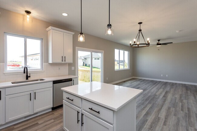 Building Photo - Special!! Sign an 18 month lease and recei...