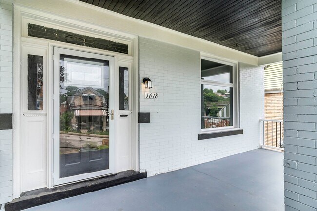 Building Photo - Stunning 4 bedroom home in Beechview available August 1!