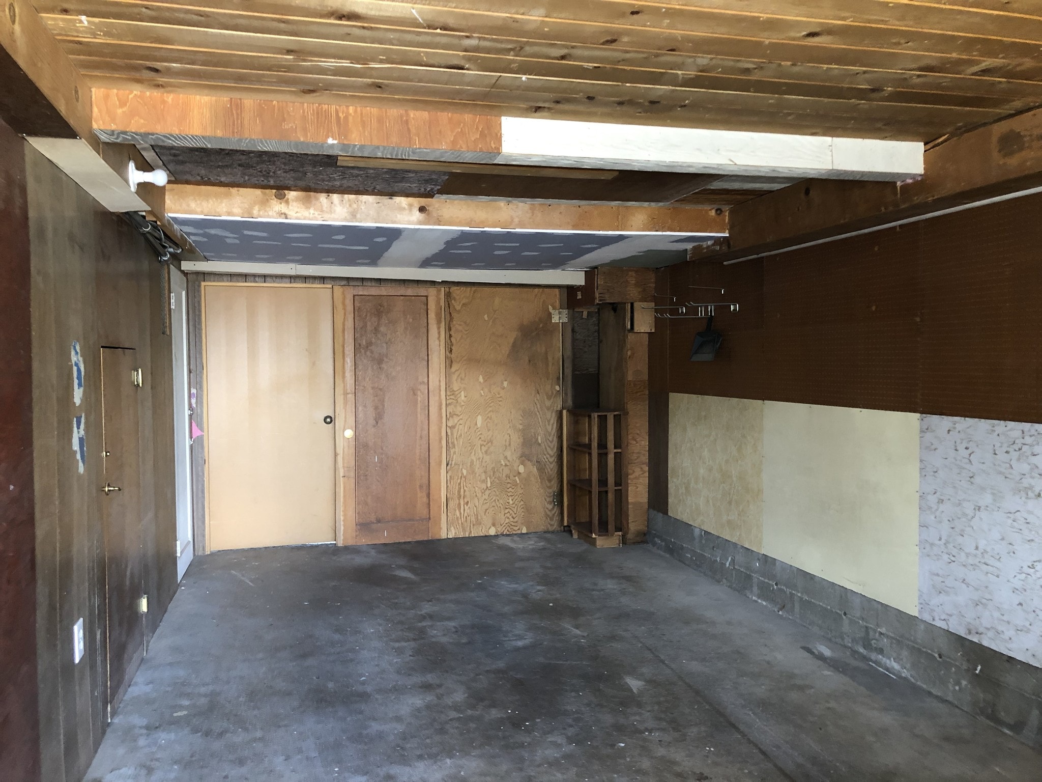 garage - 795 Roberts St