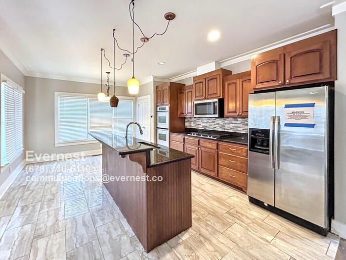 Building Photo - 3559 Victoria St