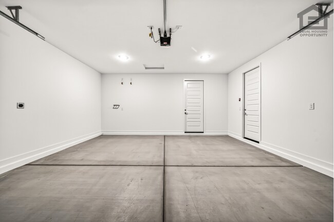 Building Photo - 4Bed/3Bath House at Thomas Rd/99th Ave! Ready for Immediate Move-In! -- Mother-In-Law Suite W/Pri...