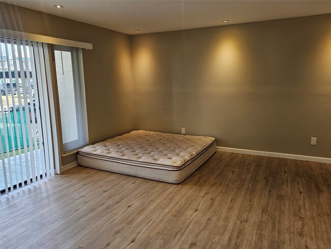 Building Photo - 2822 S Bartell Dr