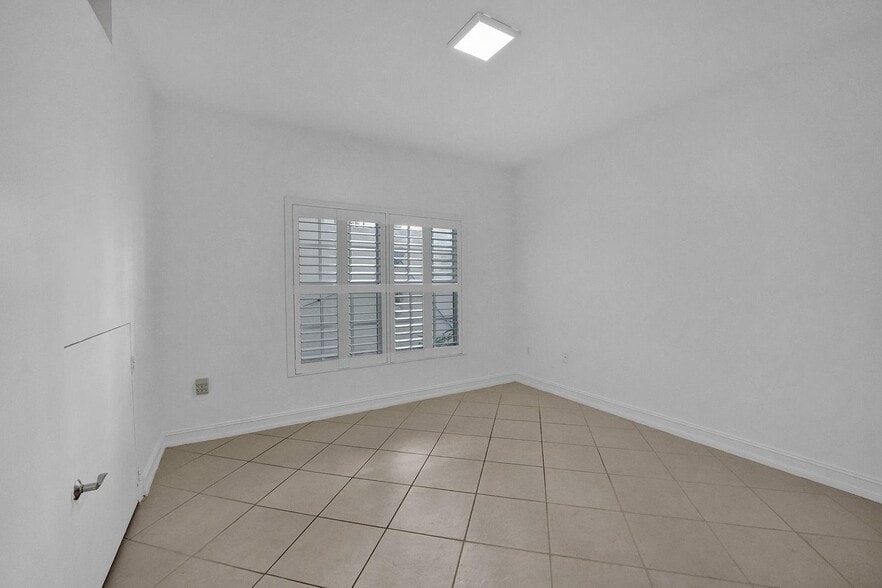 Building Photo - 632 Renaissance Way