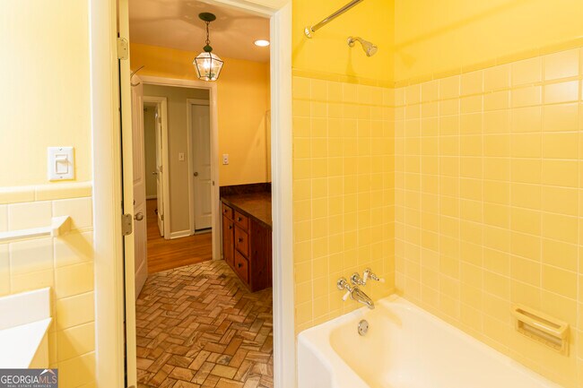 Building Photo - 2535 Melinda Dr NE