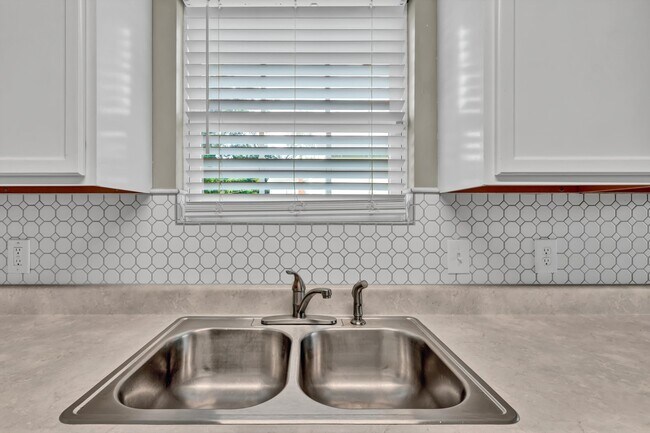 Building Photo - 219 W Watt St