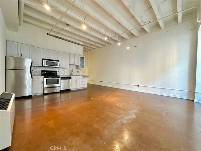 Building Photo - 312 W 5th St