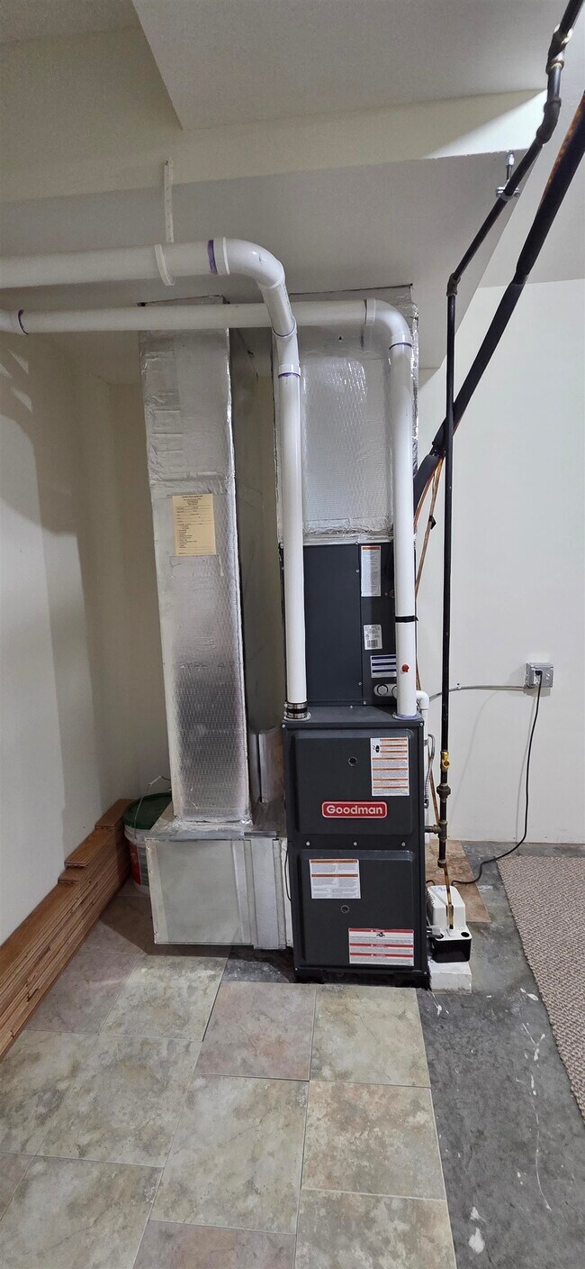 Building Photo - 65 Fordway Ext