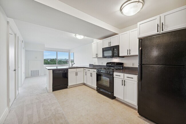 Building Photo - Concierge Building! Available Now! Electri...