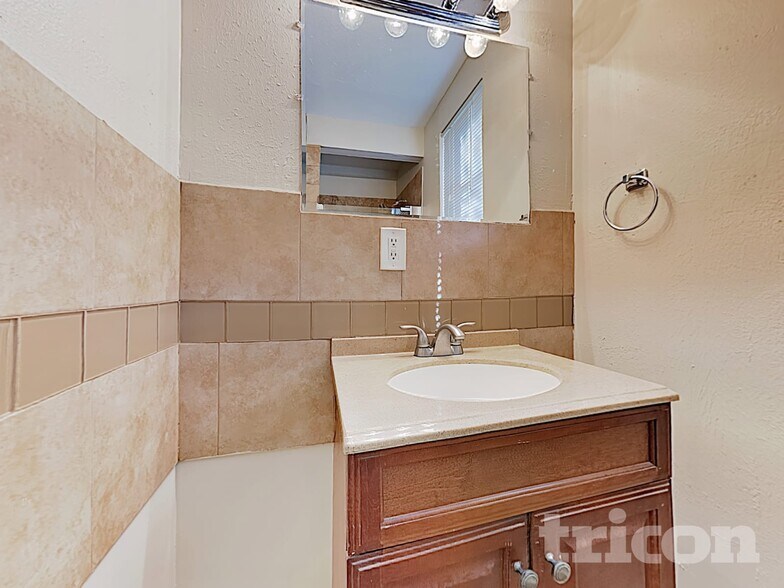 Building Photo - 6511 Grey Oaks Dr