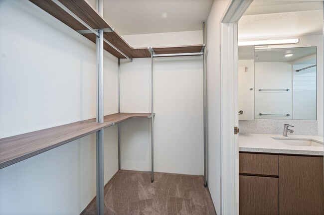 Building Photo - Kapiolani Residence - Great Location, Grea...