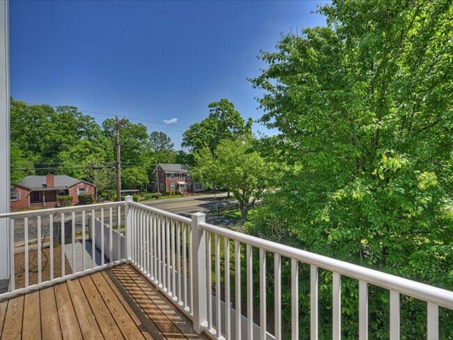 Building Photo - Modern Luxury Townhomes in Charlotte, NC.