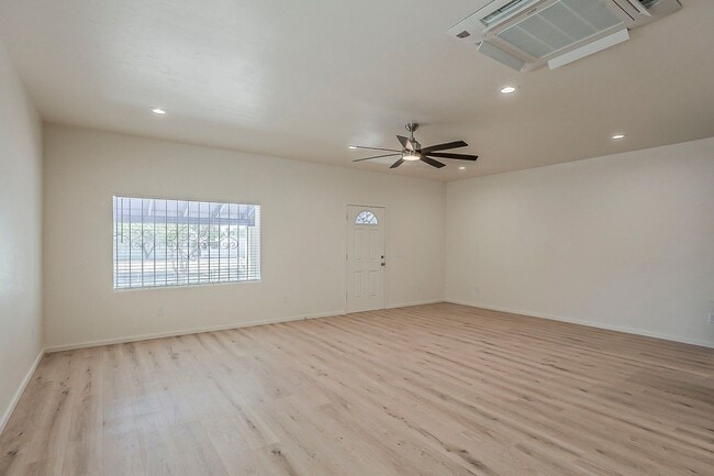 Building Photo - 1625 E 8th St