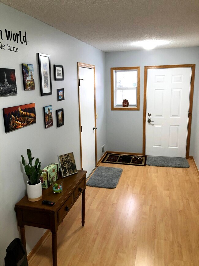 Main door & garage door (left) - 679 Woodduck Dr