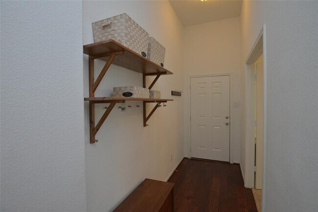 Building Photo - 18918 Cove Pointe Dr