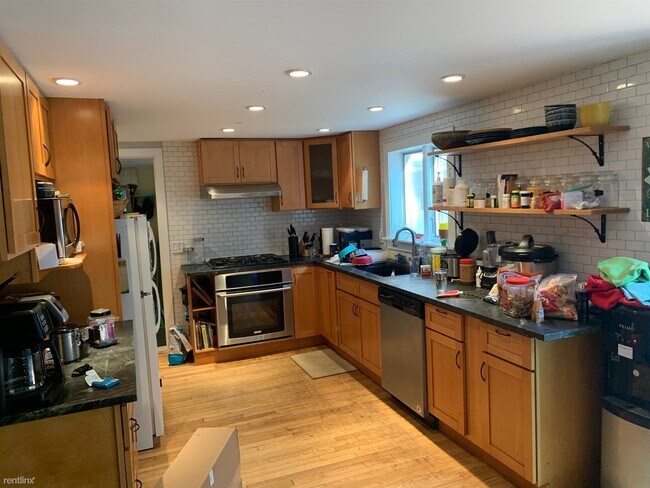 Building Photo - 3 br, 2 bath House - Snyder Hill House