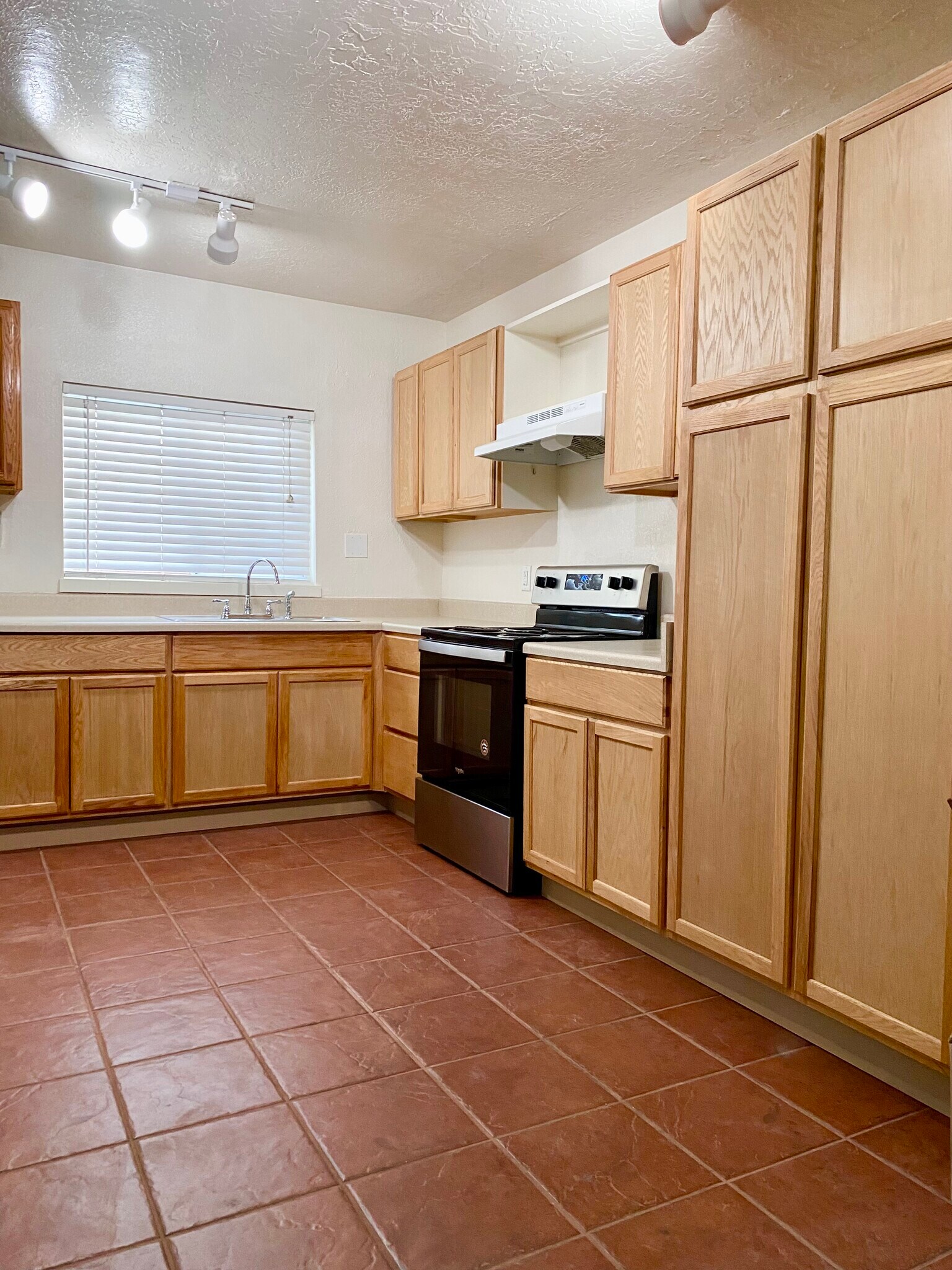 Building Photo - 502 Los Arboles Ave NW