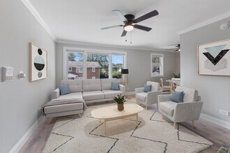 Building Photo - Updated 2 Bed in Lake Bluff | Parking Included | Pet Friendly | Top Schools