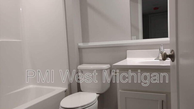 Building Photo - 548 W Elm St
