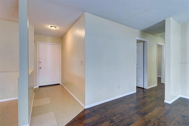 Building Photo - 1915 Saginaw Ct