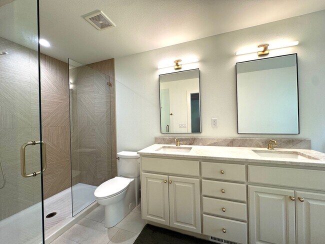 Building Photo - Newly Professionally Designed Home Westsid...