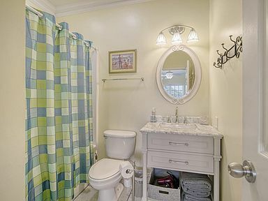 Building Photo - 106 W Arctic Ave