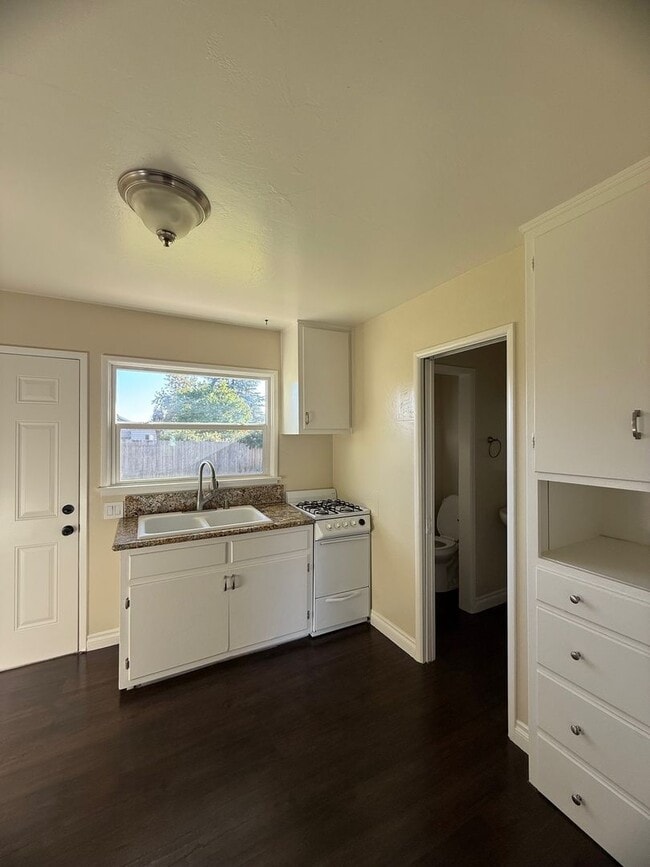 Building Photo - 3 bed 1.5 bath house + Studio Apt