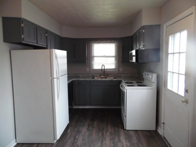 Building Photo - 2801 Easthills Dr