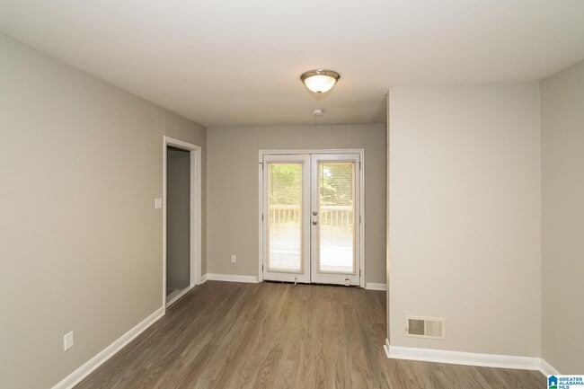 Building Photo - 565 Camellia Rd