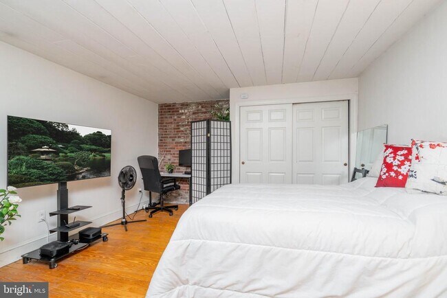 Building Photo - 239 Race St